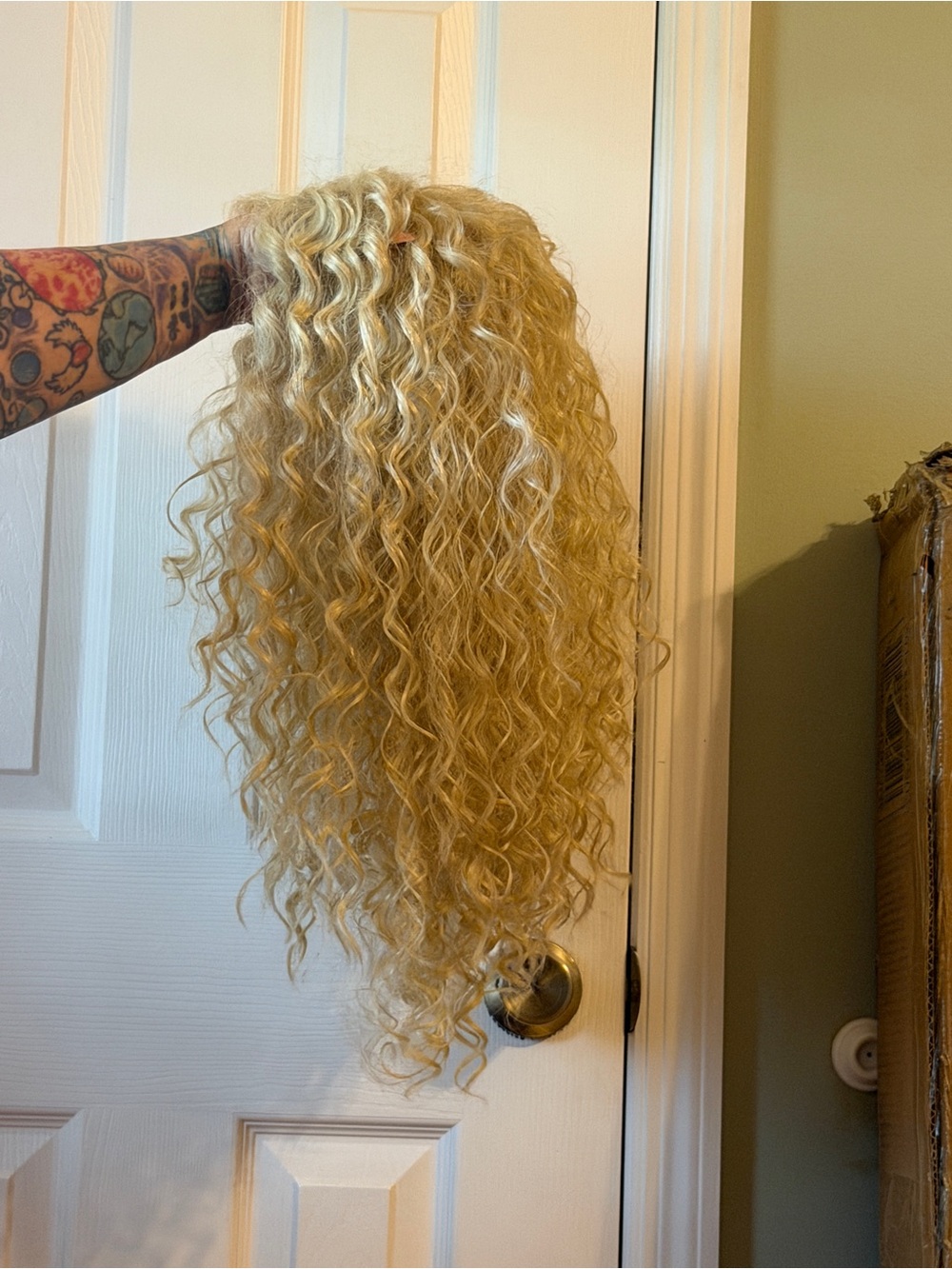 Curly blonde basic wig